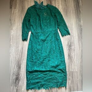 Women’s beautiful green long sleeve lace dress; size unknown estimated size 4